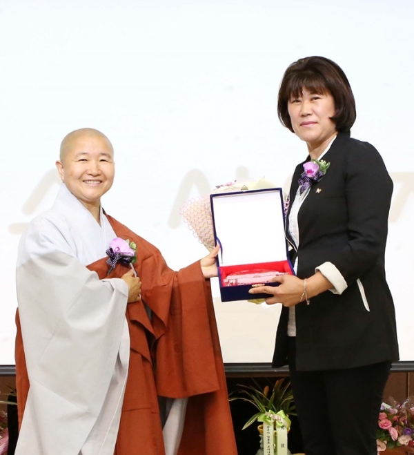 방미숙 하남시의장(오른쪽)이 시 불교사암연합회장인 동효스님으로부터 감사패를 받았다.