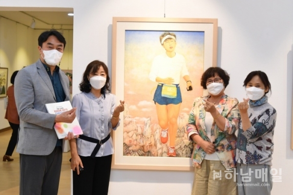 김상호 하남시장(왼쪽 첫번째)은 제33회 하남미술대전 전시회를 방문 수상자와 관계자들을 축하하고 격려했다.