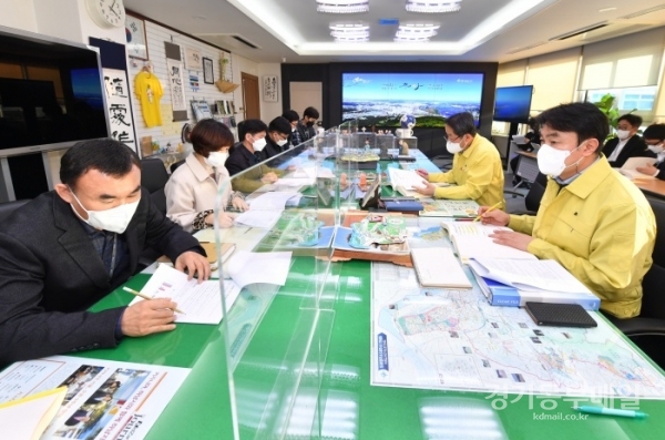 김상호 시장(오른쪽) 20일 주요업무계획 보고회 3일차 진행.