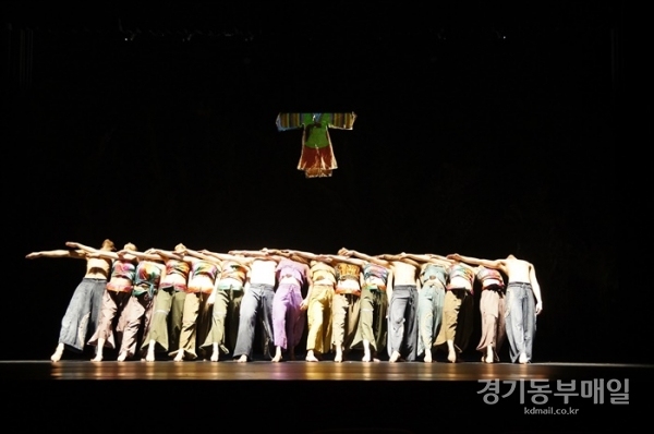 성남문화재단 현대무용극 '에미' 공연 사진.