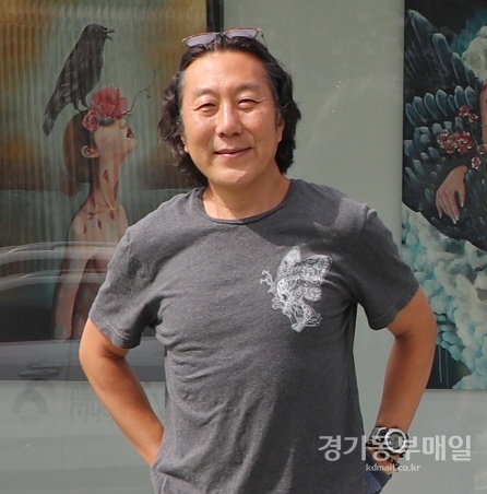 전시에 참여한 양평군미술협회 박기성 작가.