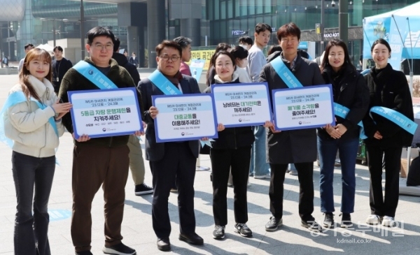 14일 한강유역환경청은 성남시에 위치한 판교역 광장에서 “미세먼지 줄이기 실천” 시민참여 캠페인을 실시했다.